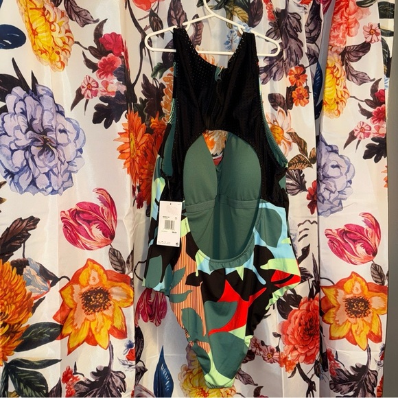 Nike Keyhole Back One Piece Swimsuit NWT - Picture 2 of 6